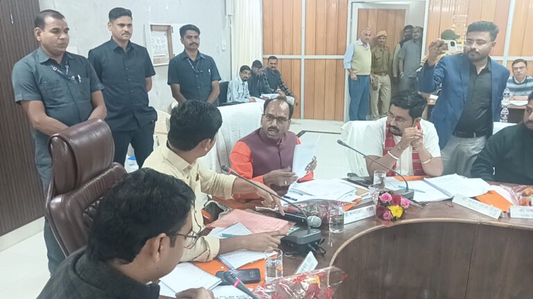 डूंगरपुर: ‘दिशा’ की बैठक में रणक्षेत्र बना सभागार, कलेक्टर के सामने BAP विधायक ने भाजपा सांसद को दी ‘मैदान में आने’ की चुनौती