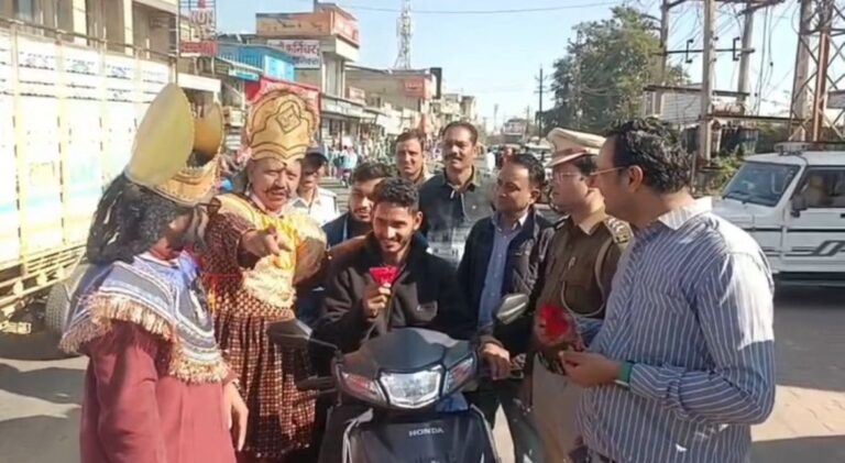 रावण-यमराज बने कलाकारों ने दिया हेलमेट-सीट बेल्ट का संदेश