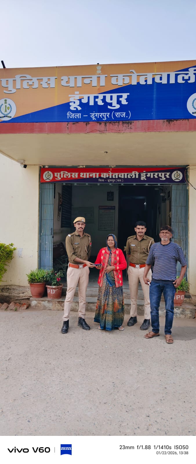 ईमानदारी की मिसाल: डूंगरपुर पुलिस के दो जवानों ने पेश की मानवता, दंपती को लौटाया रुपयों से भरा पर्स