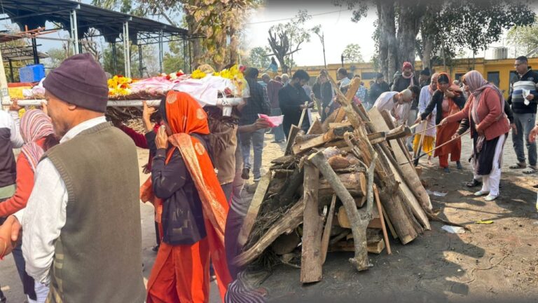डूंगरपुर: बेटियों ने पेश की मिसाल, सामाजिक रूढ़ियां तोड़ पिता की चिता को दी मुखाग्नि