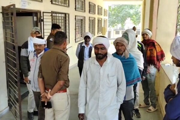 मोर्चरी के बाहर खड़े परिजन और पुलिस