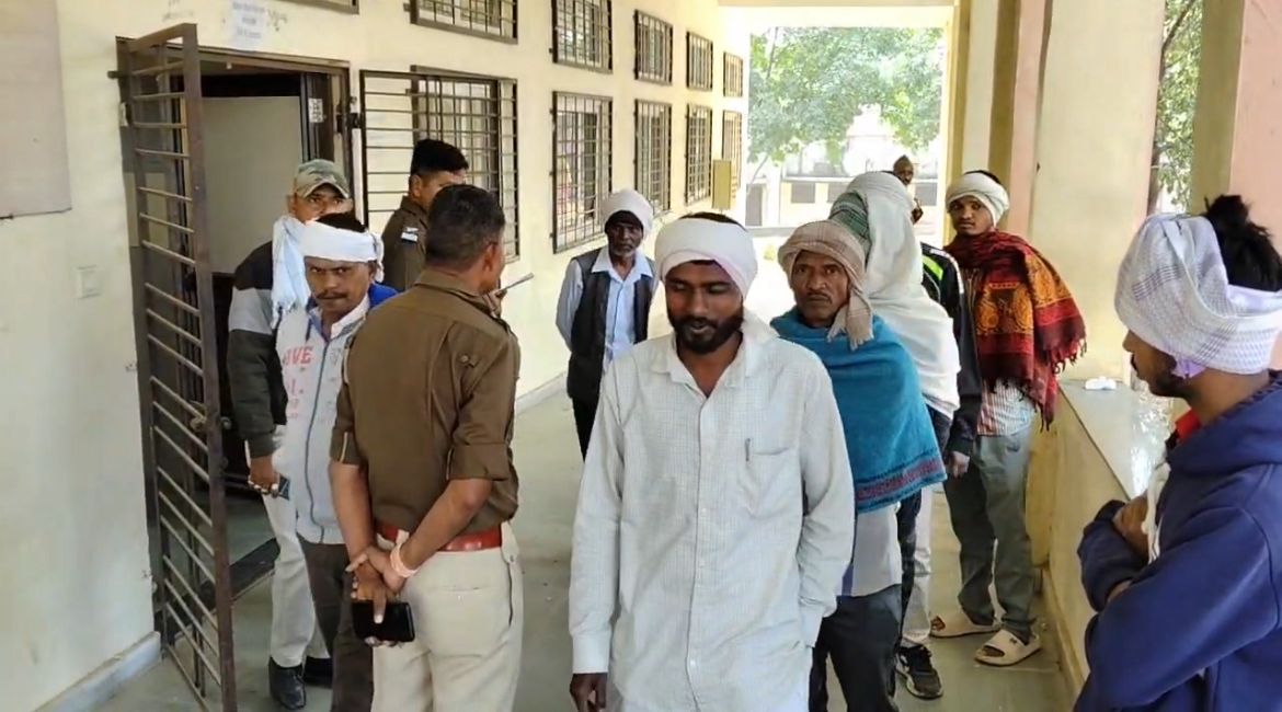 मोर्चरी के बाहर खड़े परिजन और पुलिस