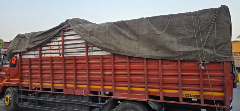 डूंगरपुर: ‘ऑपरेशन स्वच्छता’ के तहत बड़ी कार्रवाई, सिलाई मशीनों की आड़ में तस्करी की जा रही 7.50 लाख की शराब जब्त
