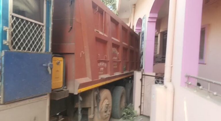 डूंगरपुर: शास्त्री कॉलोनी में अनियंत्रित डंपर मकान में घुसा, पैदल जा रही महिला गंभीर घायल