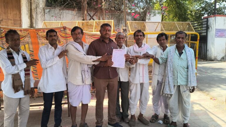 डूंगरपुर: साबला पंचायत समिति के गामड़ी गांव में सड़क की मांग, ग्रामीणों ने कलेक्टर को सौंपा ज्ञापन