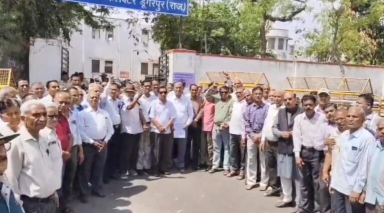 डूंगरपुर: पेंशनर विरोधी नीतियों के खिलाफ पेंशनरों का प्रदर्शन, पीएम के नाम सौंपा ज्ञापन