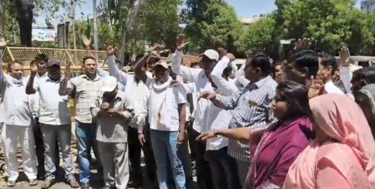 आदिवासी समुदाय के लिए पृथक जनगणना कॉलम की मांग: कांग्रेस ने जिला कलेक्ट्रेट पर किया प्रदर्शन